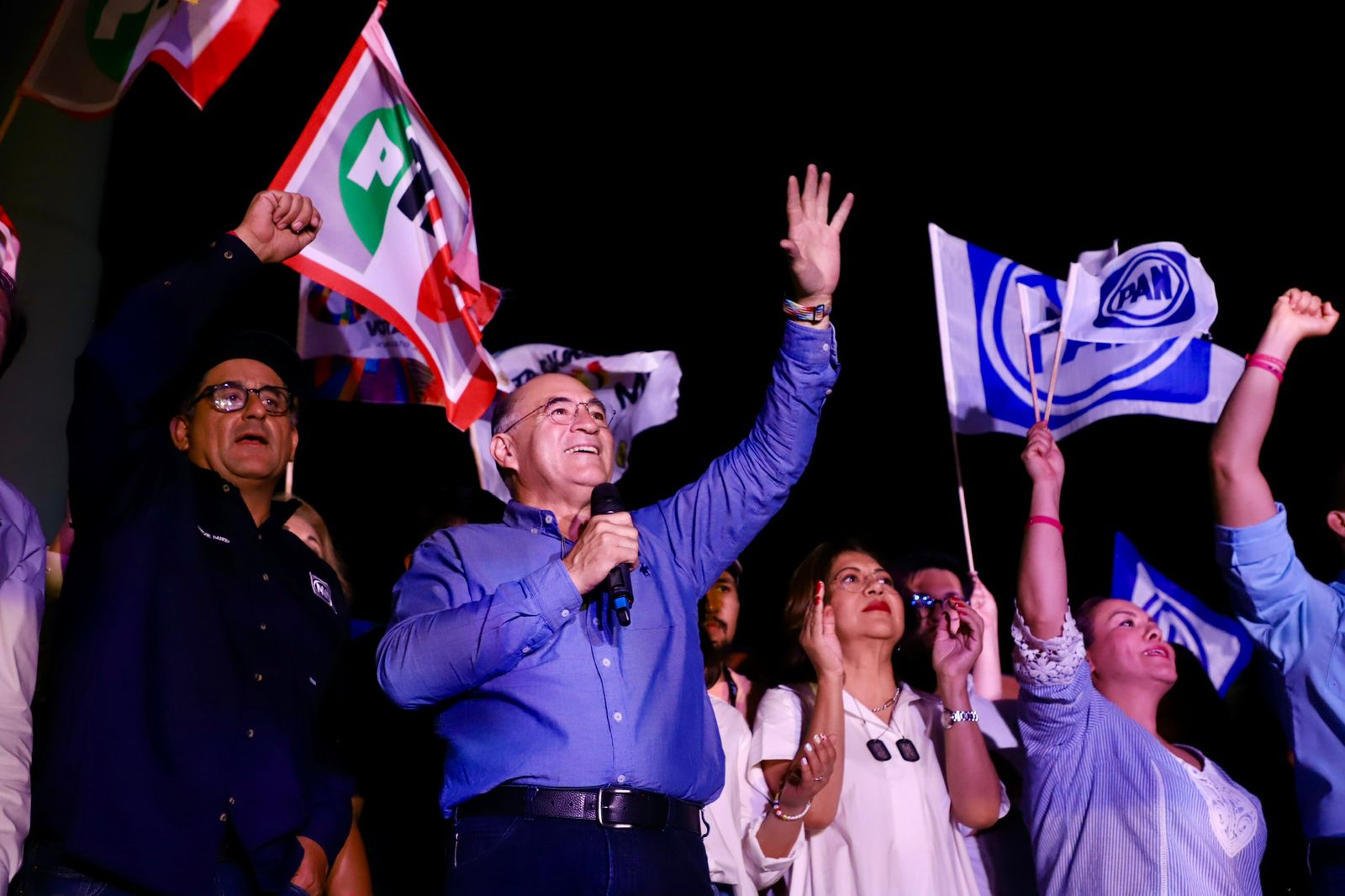 Celebra Galindo su triunfo en el Asta Bandera