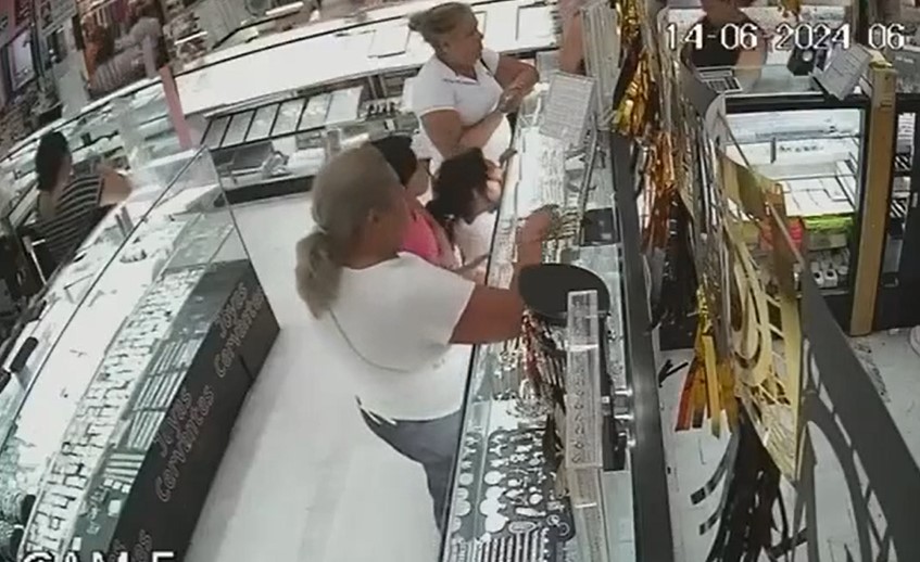 Captan en VIDEO a mujeres que roban manta con joyas en Plaza de la mujer en la Capital Potosina