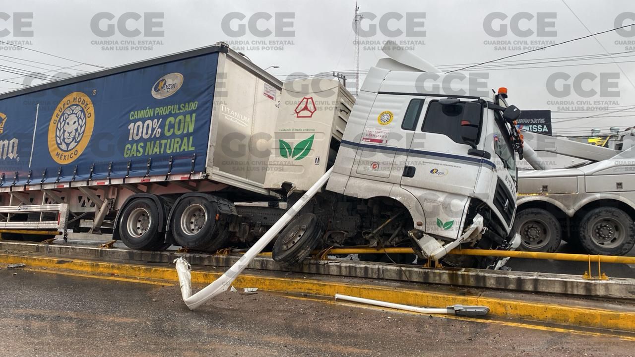 División caminos de la GCE atendió accidente de tráiler en circuito potosí