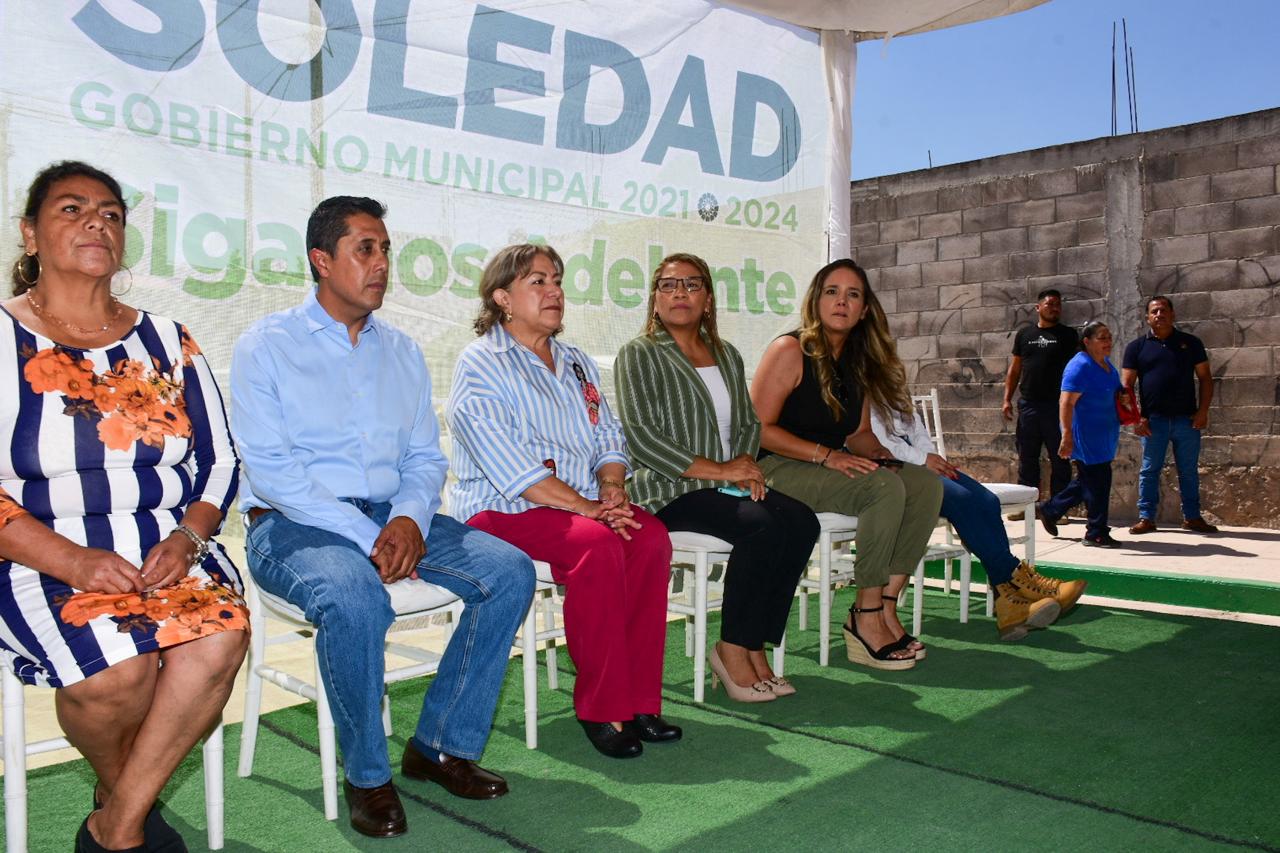 En tiempo récord, ayuntamiento de soledad entrega pavimentación de calle Ramón López Velarde