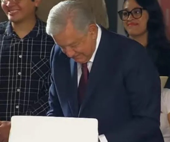 El Presidente Andrés Manuel López Obrador ejerce su voto en las elecciones 2024