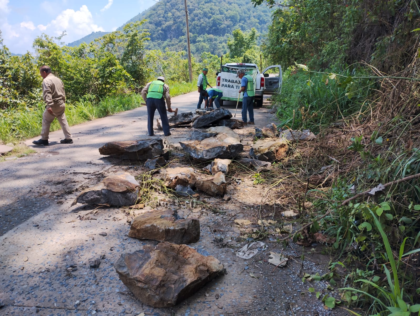 Gobierno estatal atiende a caminos afectados por lluvias