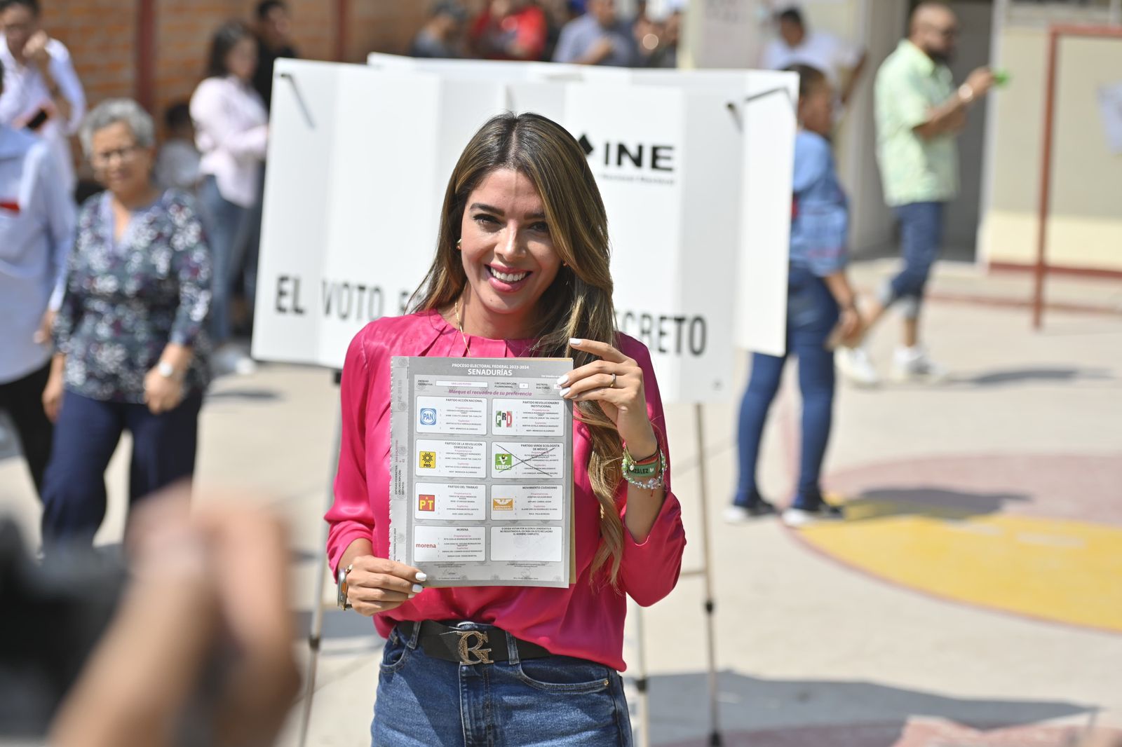 Hoy es día de fiesta para elegir nuestros representantes: Ruth González