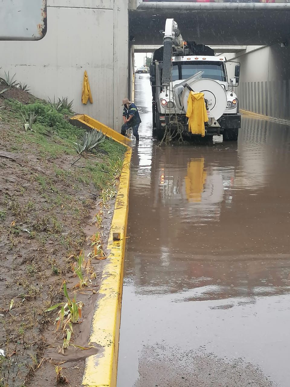 Debido a las lluvias en la ciudad Capital, el Nuevo Interapas mantiene supervisión de puentes y pasos a desnivel