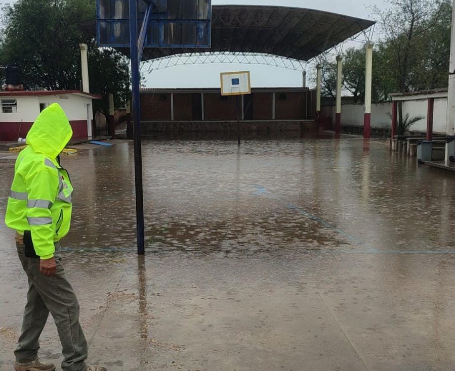 PC municipal de Soledad atiende inundación en primaria "Graciano Sánchez"