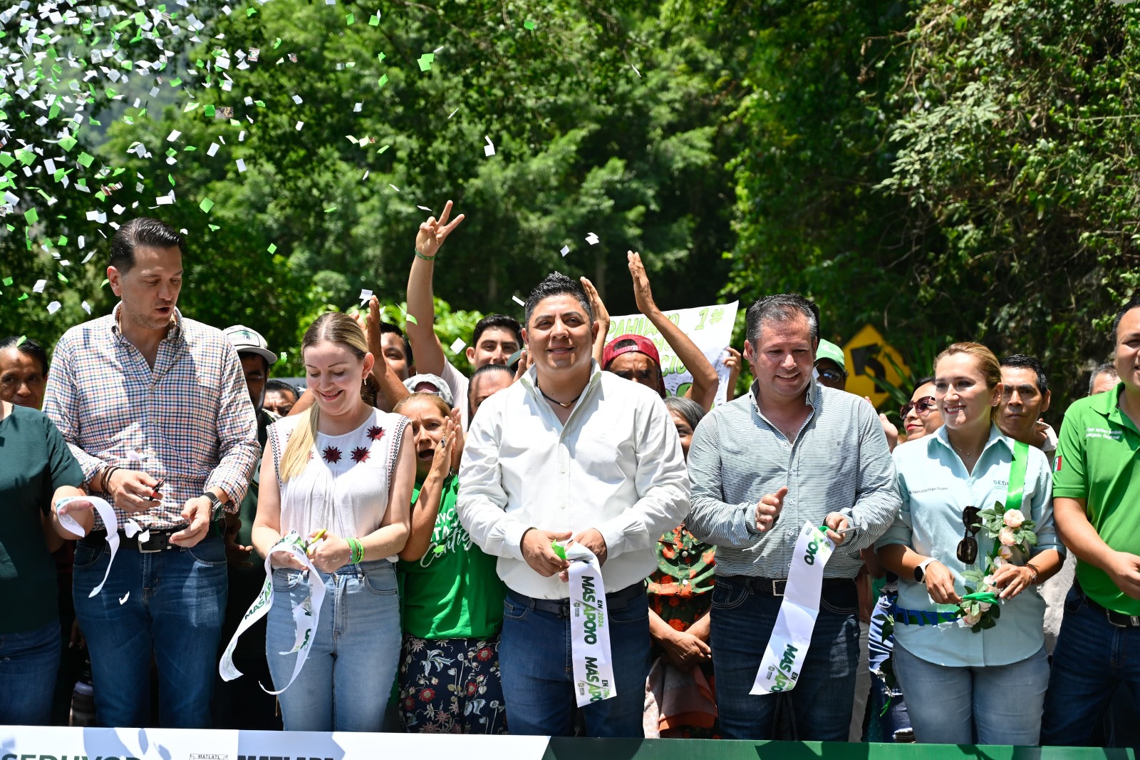 Ricardo Gallardo cumple a las familias de Matlapa con nuevo camino a Zacayo