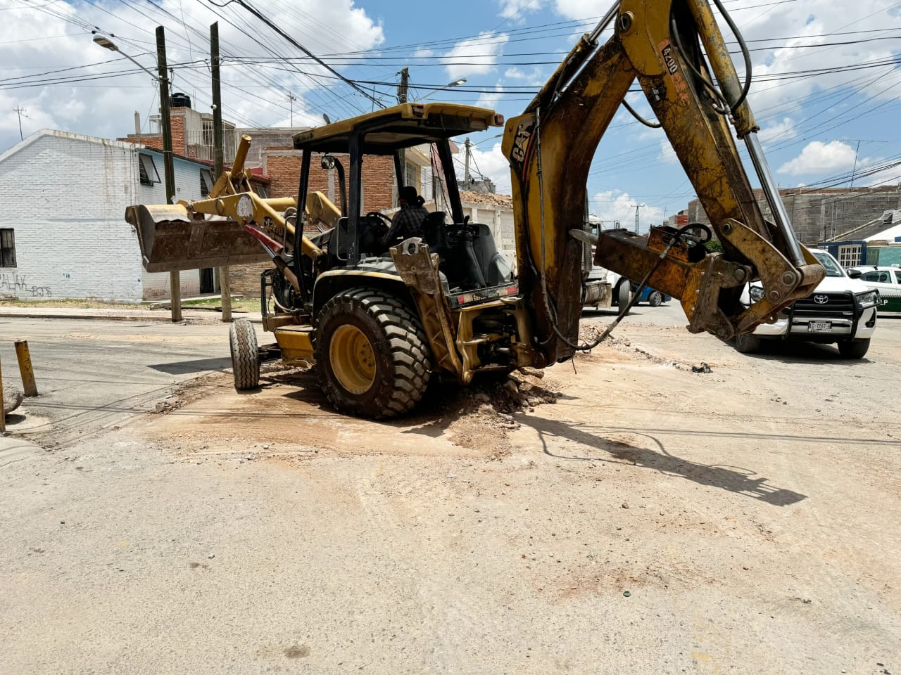 Una de las tres calles que se pavimentan se encuentra al 95% de progreso. Se han reparado irregularidades en la red hidráulica, que son responsabilidad de INTERAPAS.