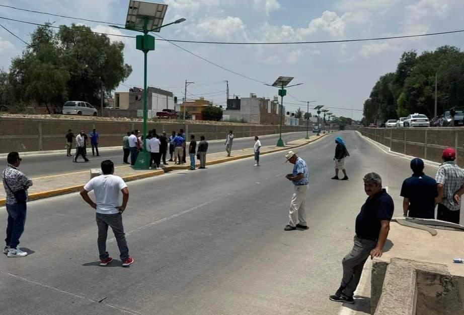 Reportan manifestación de taxistas sobre el Rio Santiago