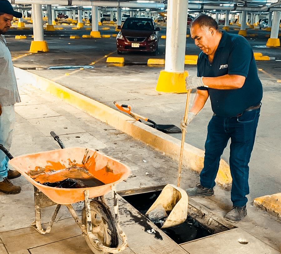 Gobierno de la Capital realiza limpieza en el estacionamiento del mercado República