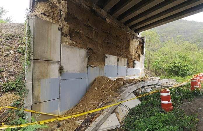 Autopista Rioverde-Valles cerrada indefinidamente por daños en puentes debido a lluvias