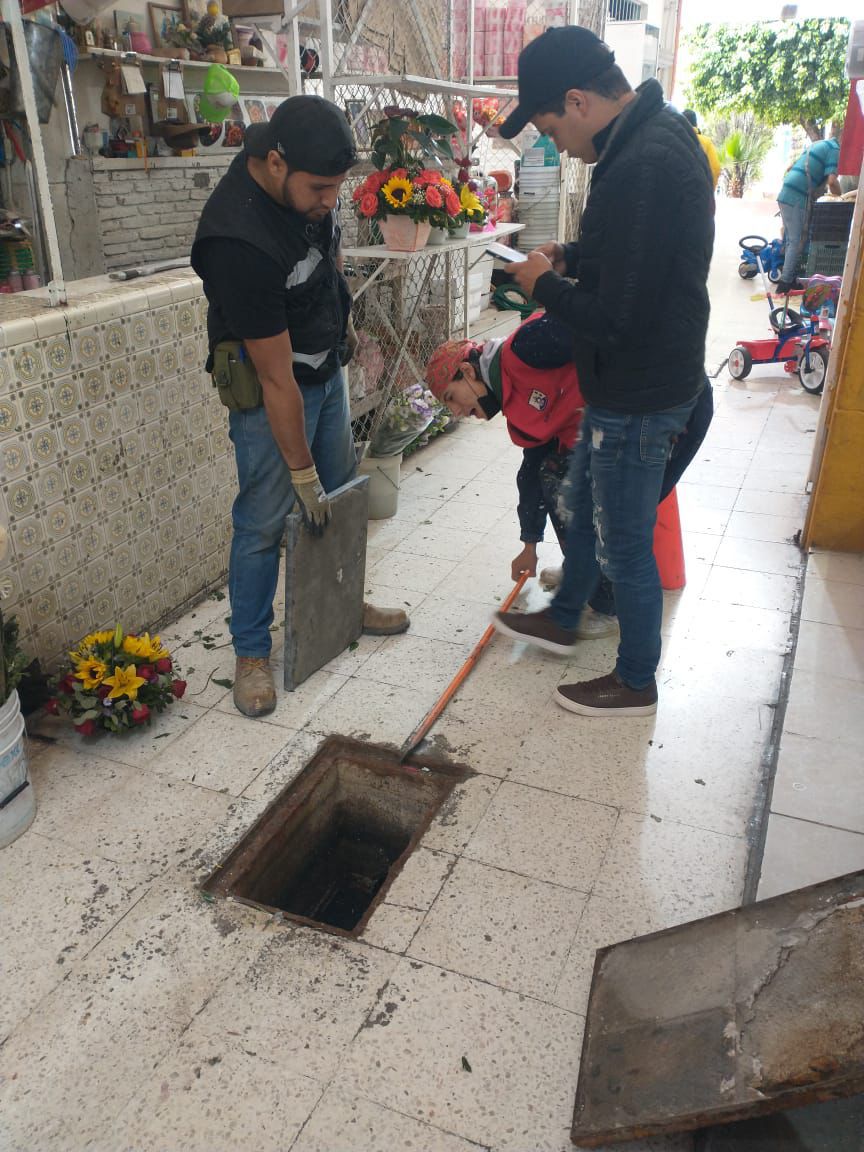 Gobierno de la Capital continúa la limpieza del mercado Camilo Arriaga con desazolve de drenajes