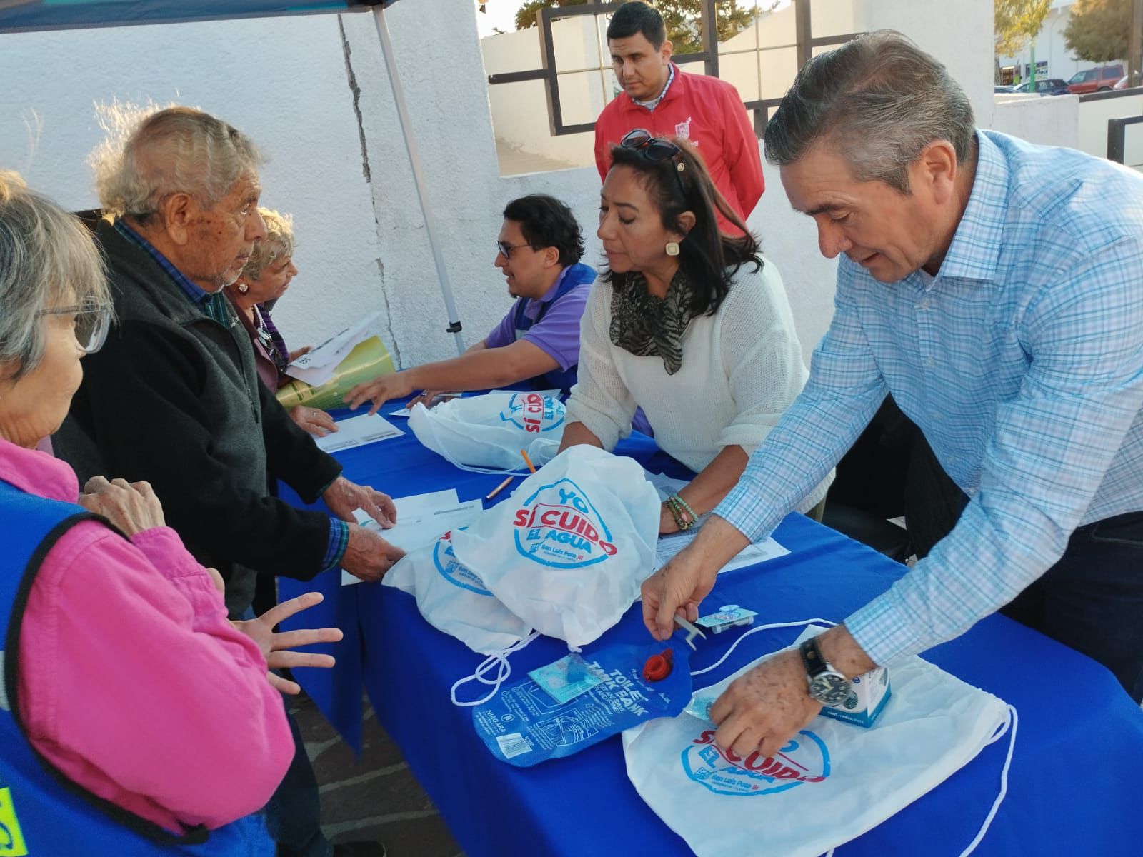 Para fortalecer la Cultura del buen uso y cuidado del agua, la Gobierno de la Capital hace entrega de kits ahorradores