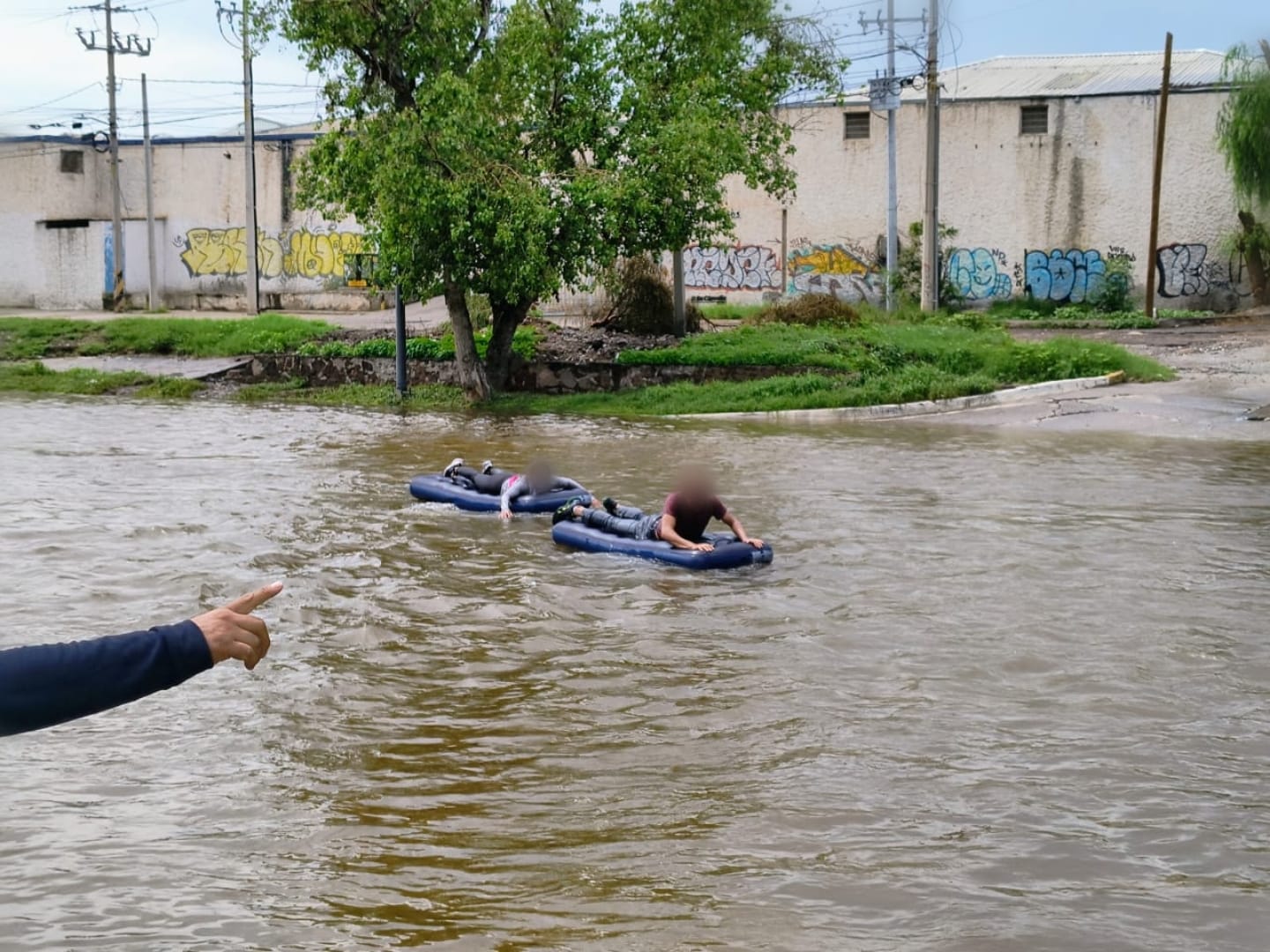 Desfogue del Río Santiago no tiene fecha de término, mientras tanto advierten riesgos físicos y de salud por ingresar irresponsablemente