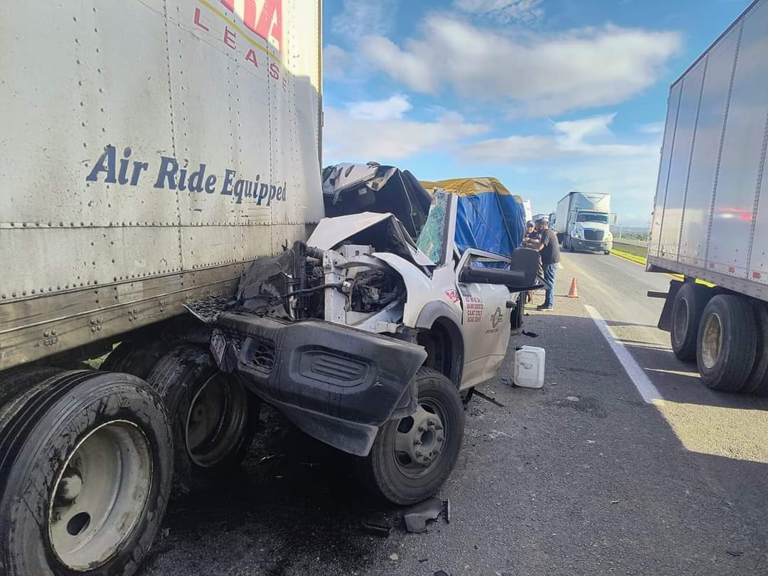 Fuerte accidente carretero en la 57, en el entronque de Villa de Reyes