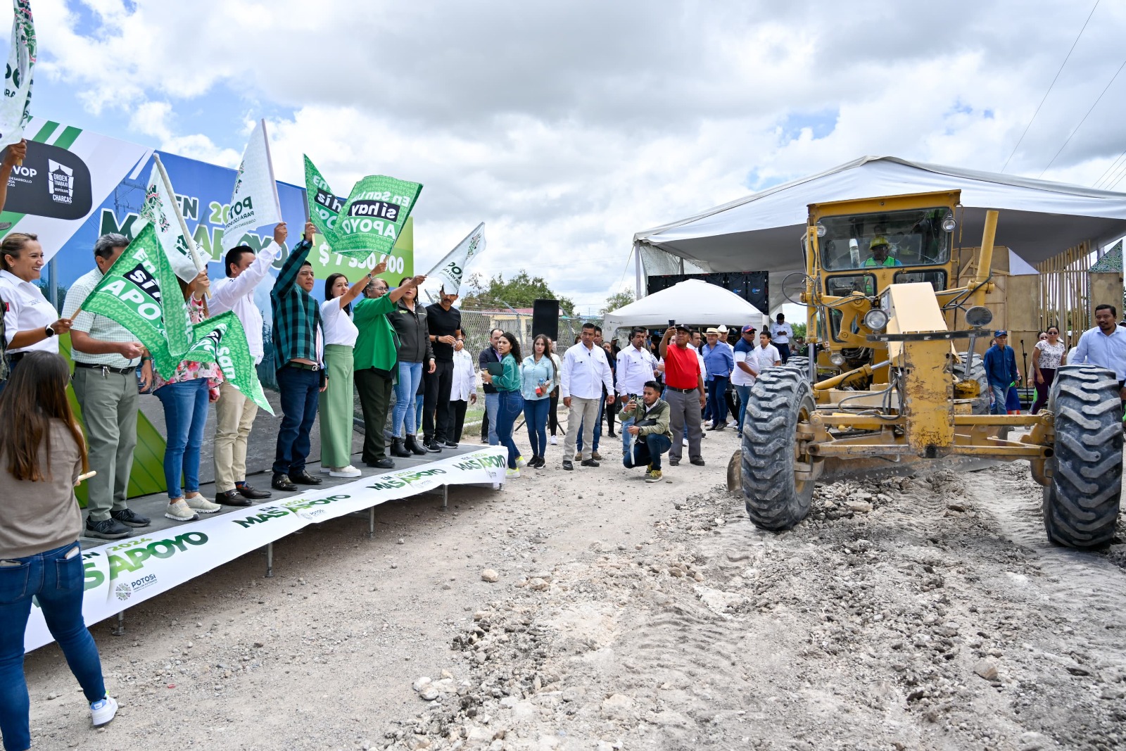 Inicia Ricardo Gallardo más pavimentaciones en Charcas