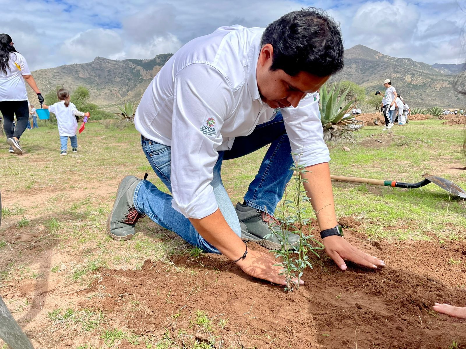 Gobierno estatal y sector privado reforestan sierra de San Miguelito