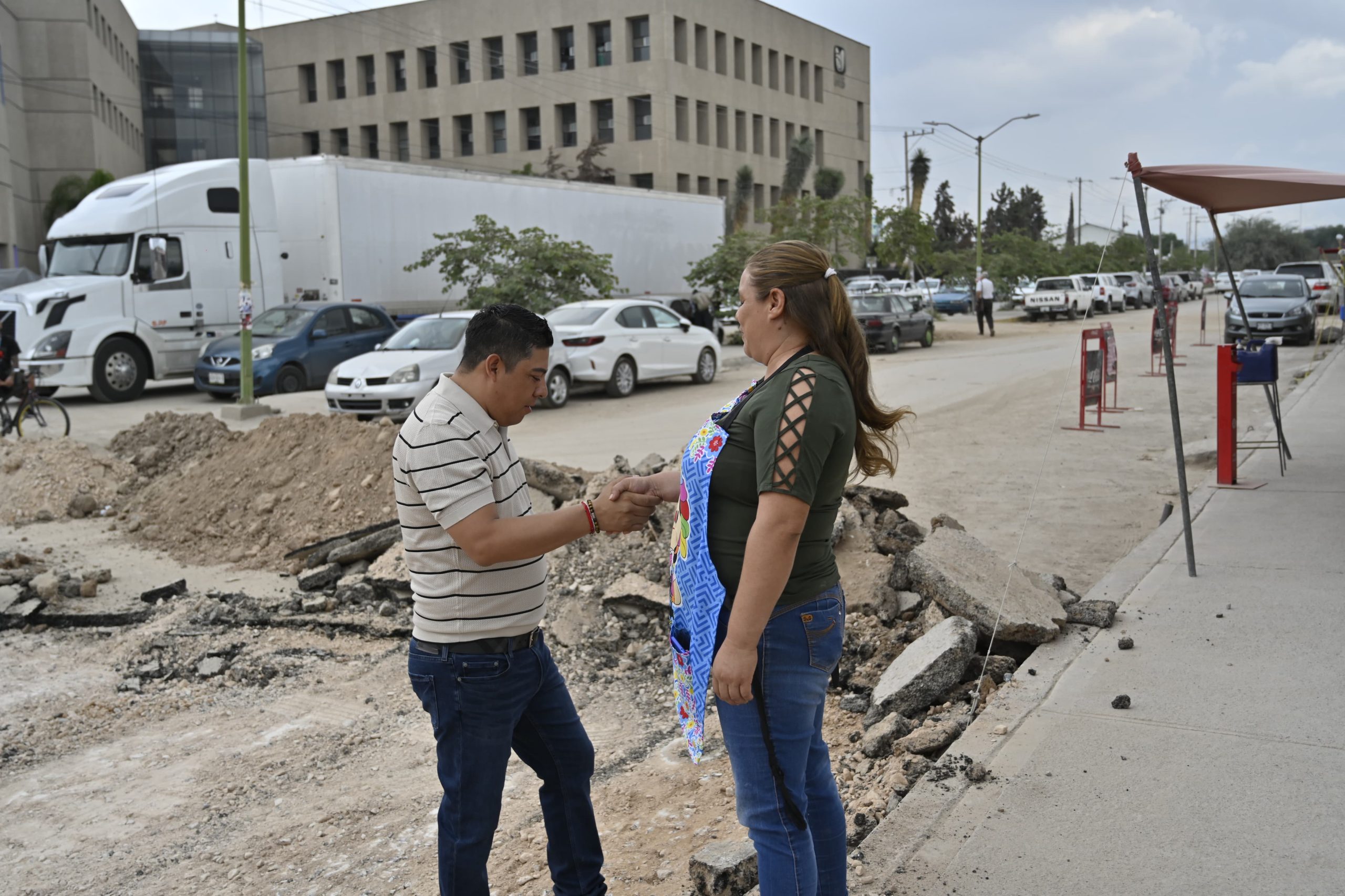 Ricardo Gallardo supervisa obras de acceso a clínica 50 del IMSS