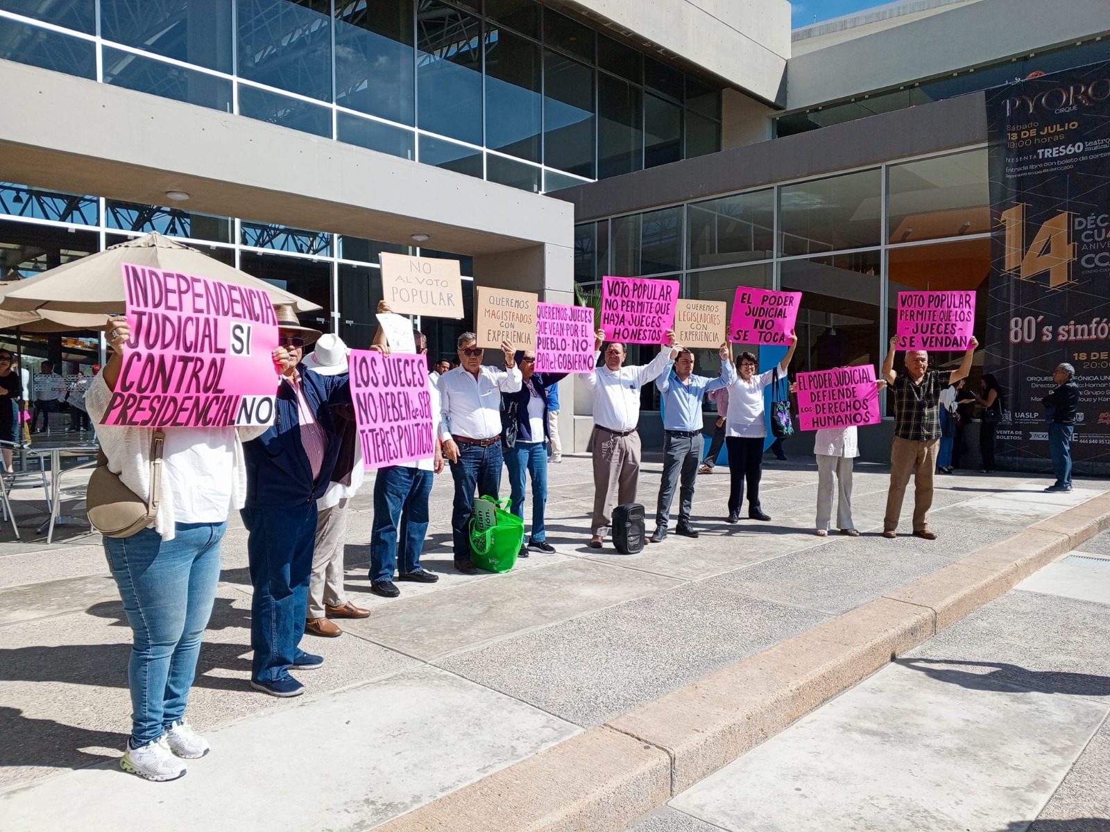 Rechazan manifestantes la Reforma Judicial en foro de Morena en SLP