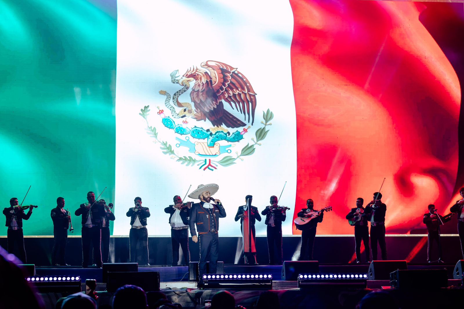 Vicente Fernández Jr y la Sonora Dinamita brillaron en el escenario de la Fenapo