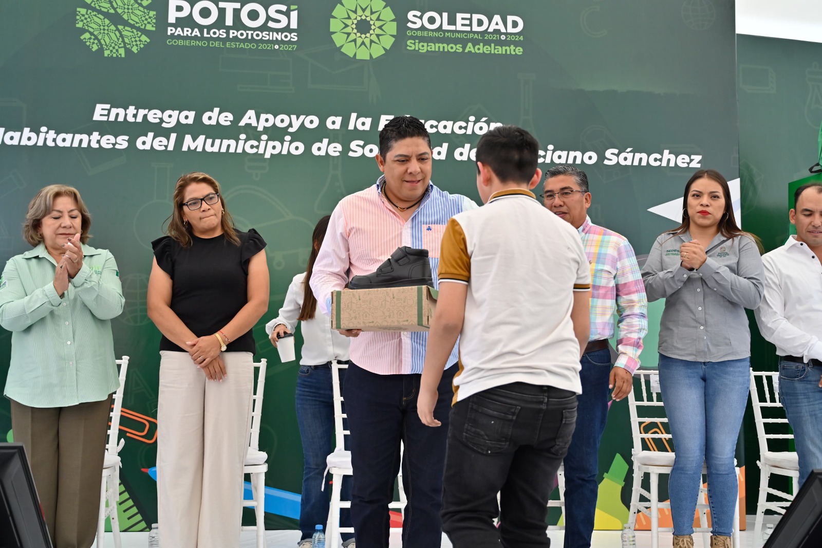 Arranca Ricardo Gallardo entrega de paquetes escolares en apoyo a familias