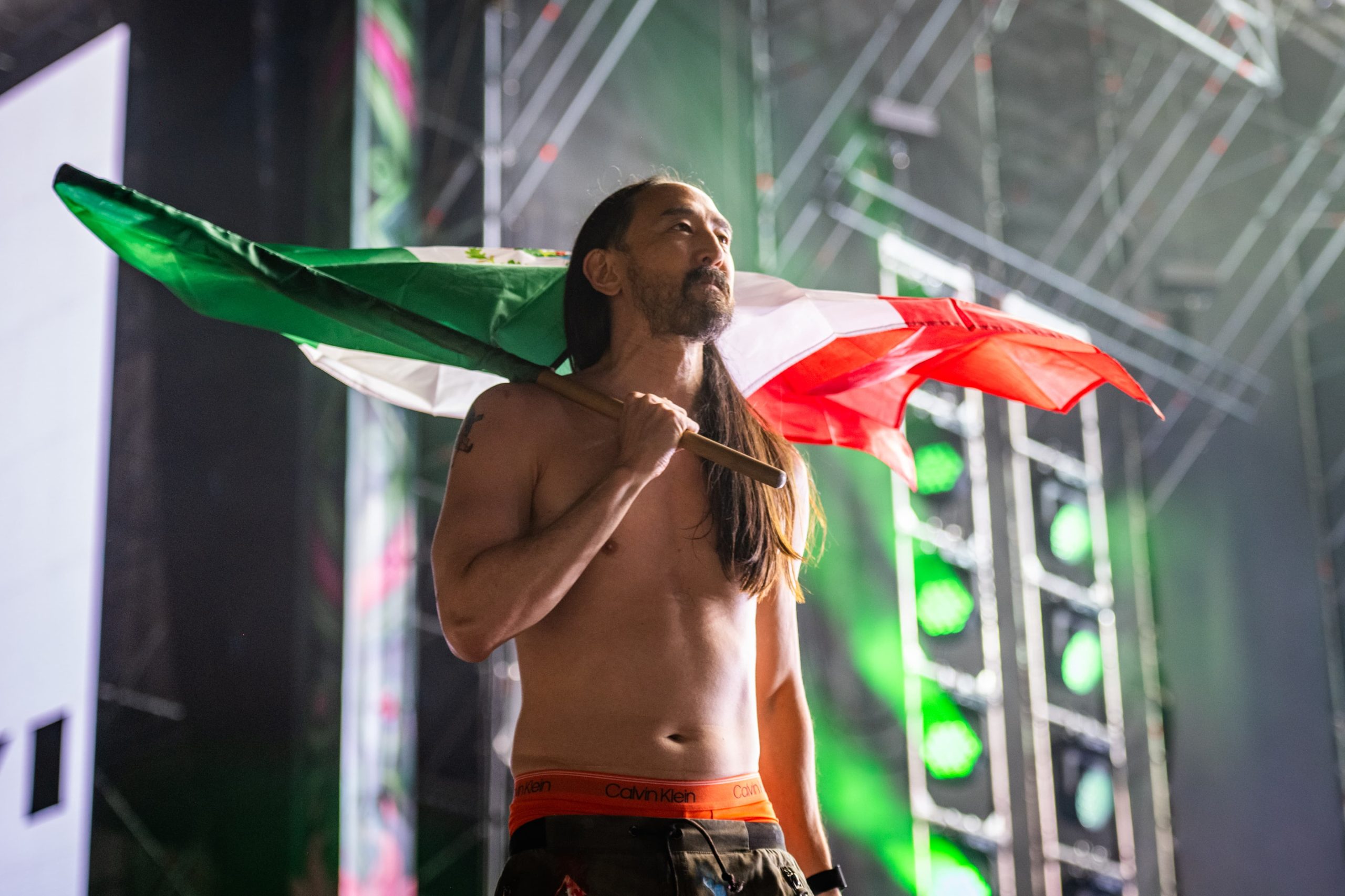 Concierto internacional de Steve Aoki viste de color al teatro del pueblo • Con un fuerte grito de ¡Viva México, te amo! Aoki se echó pronto a la bolsa al público asistente Con una explosión de energía, desde el escenario y por parte de los miles de asistentes al Foro Teatro del Pueblo, este jueves llegó el talento del DJ internacional Steve Aoki a la Feria Nacional Potosina (Fenapo), para llenar de todos los ritmos el recinto, poniendo a brincar a todas y todos. El también productor protagonizó así una de las presentaciones a nivel internacional que consolidan a la Edición 2024 como la Mejor Feria de México. Con un fuerte grito de ¡Viva México, te amo! Aoki se echó pronto a la bolsa al público asistente, quien le coreó a miles de voces su colaboración con Angela Aguilar de "La Gata Bajo la Lluvia"; así como de "Hoy se Casó el Cuitlacoche"; más tarde vinieron cientos de remix desde "¿Qué le Pasa a Lupita?", hasta "La Chona", "El Rey" y "Por tu Maldito Amor" de Vicente Fernández. El ánimo del público fue creciendo al ritmo de las luces y la música, hasta el punto de hacer vibrar el piso del escenario más importante del centro de México, y recibir sin queja ni reparo los pastelazos que el artista acostumbra lanzar a su público. Hoy se presenta en el escenario estelar de la Fenapo la cantante Yuridia, con todo el romanticismo de la balada y su potente voz.