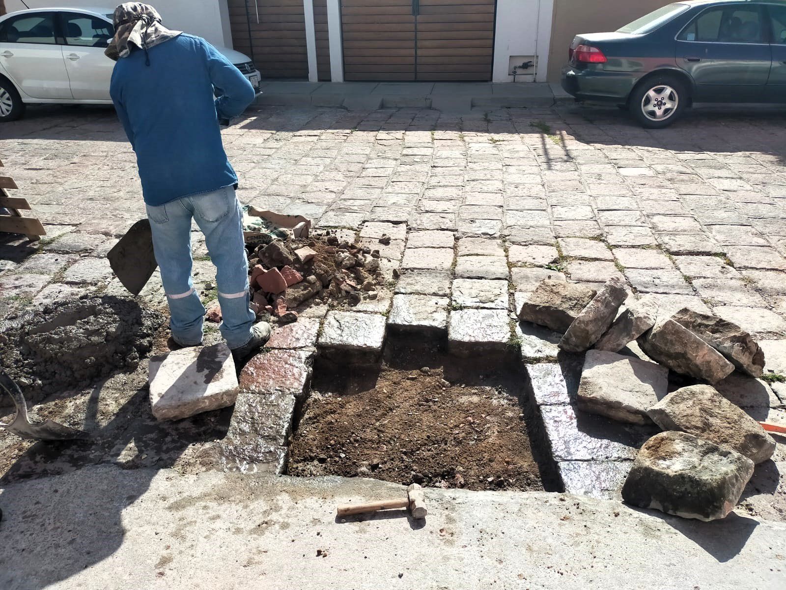 Gobierno Municipal de SLP mantiene reposición de adoquines y bacheo en calles y avenidas principales