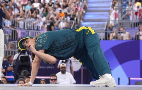 El breakdance hizo su debut histórico como deporte en los Juegos Olímpicos de París 2024, pero no estuvo exento de controversias. La competencia, reconocida por la Federación Internacional de Baile Deportivo como una forma de arte que combina atletismo, danza y música, generó opiniones divididas. Tras el cierre de las justas olímpicas, se confirmó que el breakdance no estará en los Juegos de Los Ángeles 2028.