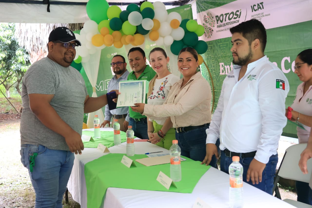 Entrega ejecutivo estatal más de 700 constancias del ICAT en la huasteca