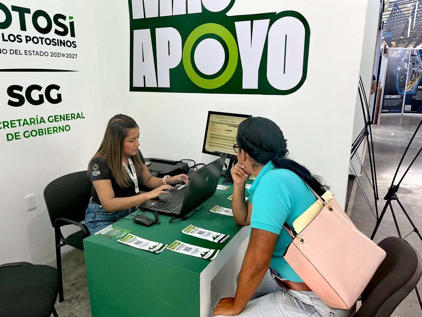 Fortalecen apoyo a familias con servicios registrales en la FENAPO