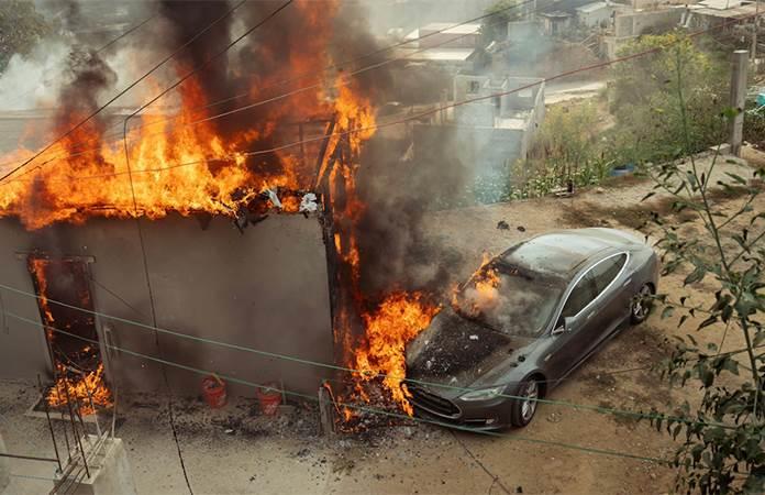 Incendio en Tijuana por Conexión Ilegal de Tesla Destruye Vehículo y Casa