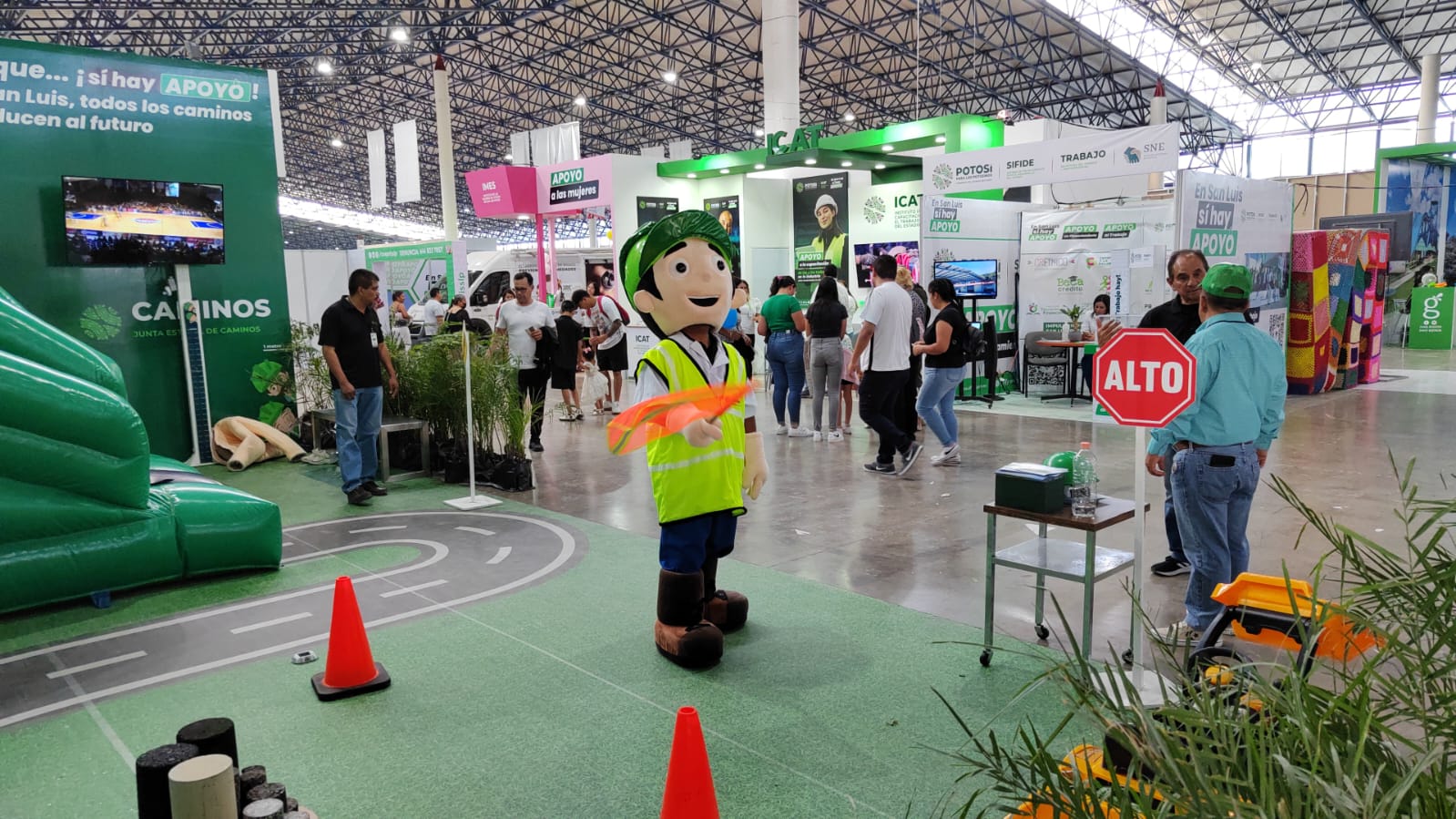 Junta estatal de caminos ofrece espacio lúdico en la FENAPO