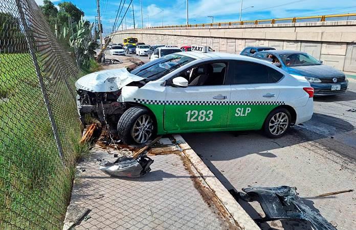 SCT confirma que el conductor de Taxi accidentado en el Circuito Potosí, también participó agrediendo a Ubers