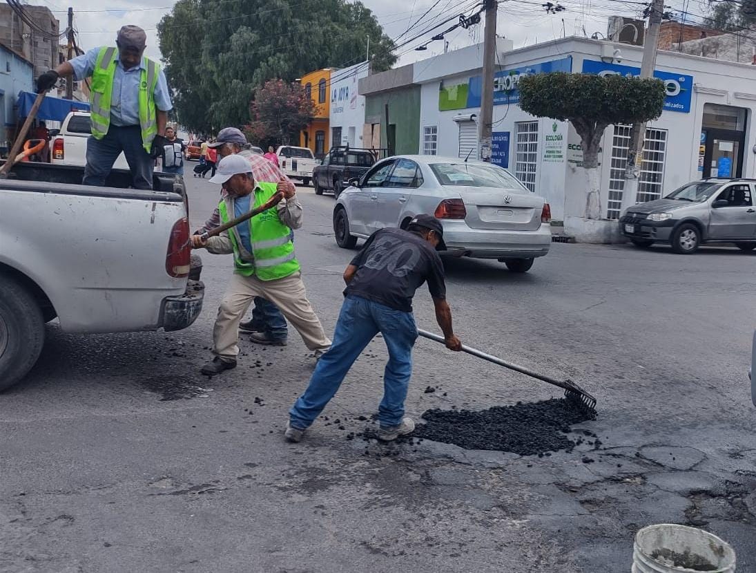 Soledad de Graciano Sánchez continúa mantenimiento vial de calles con labores de bacheo