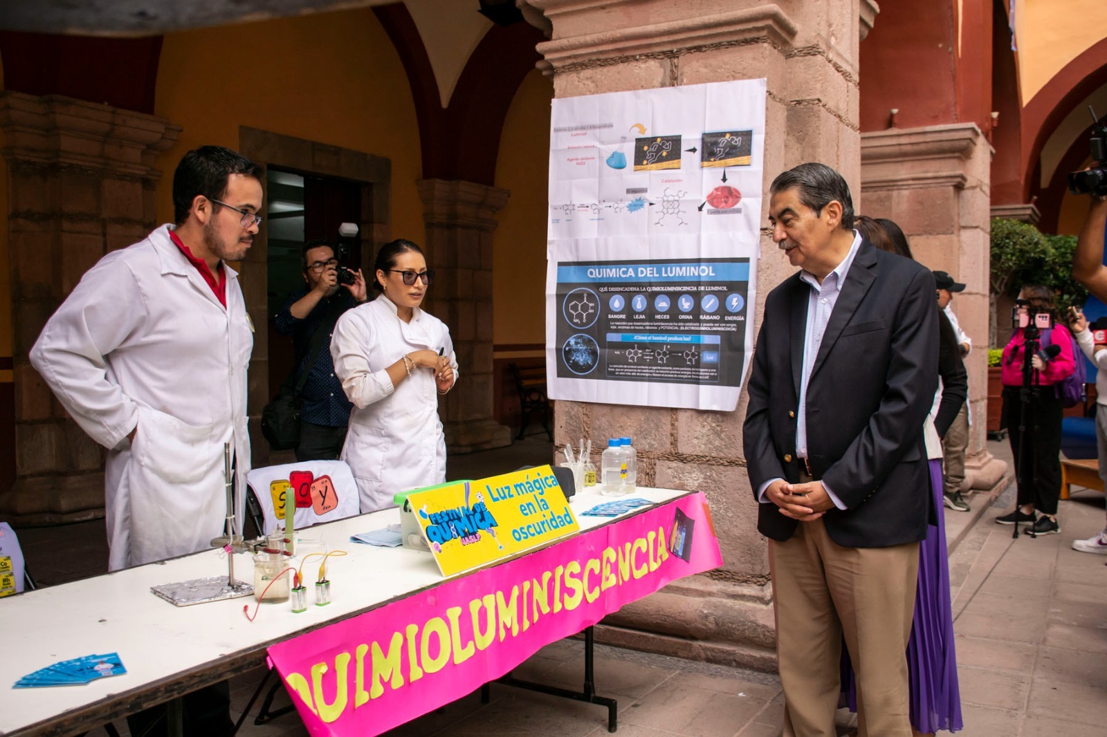 La FCQ lleva a cabo el Festival de Química UASLP 2024 con experimentos y una Tabla Periódica Monumental