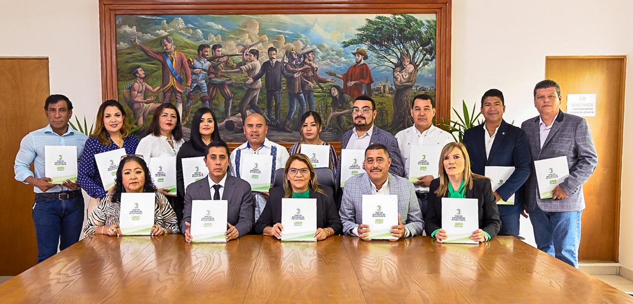 Alcaldesa de Soledad entrega documento de tercer informe de resultados a cabildo