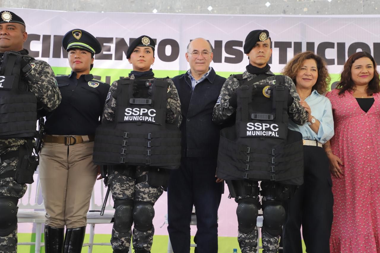 Alcalde Enrique Galindo entrega chalecos balísticos a elementos de la Secretaría de Seguridad y Protección Ciudadana de la Capital