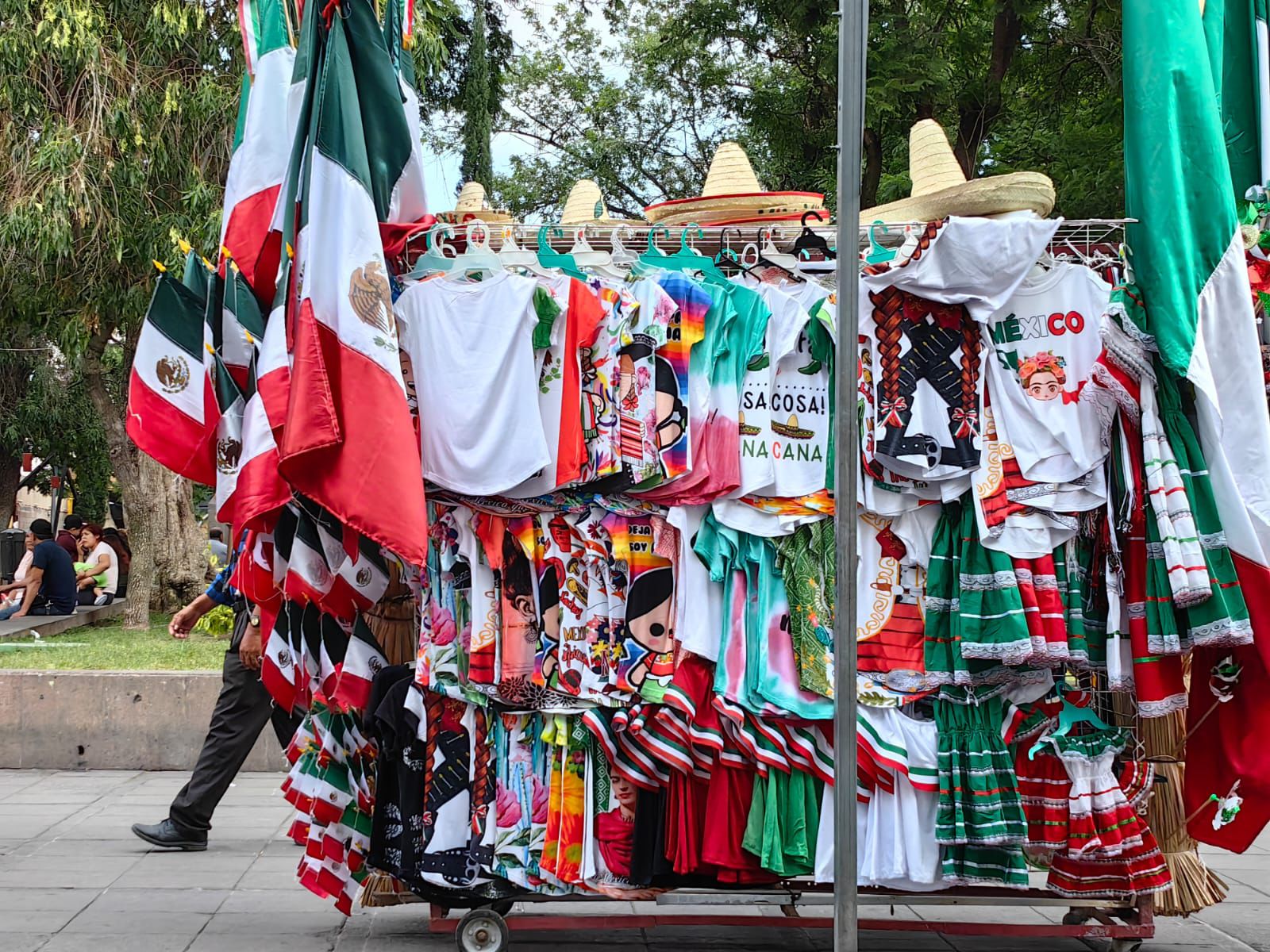 Gobierno de la Capital reduce el padrón de comerciantes para venta de artículos patrios en el Centro Histórico