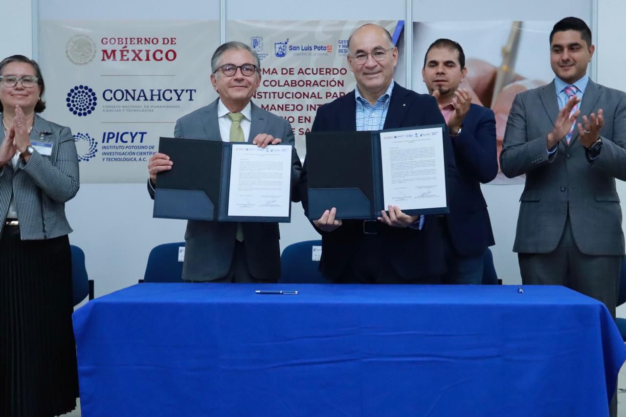 Alcalde Galindo firma acuerdo con Ipicyt para poner solución al lirio en la Presa San José