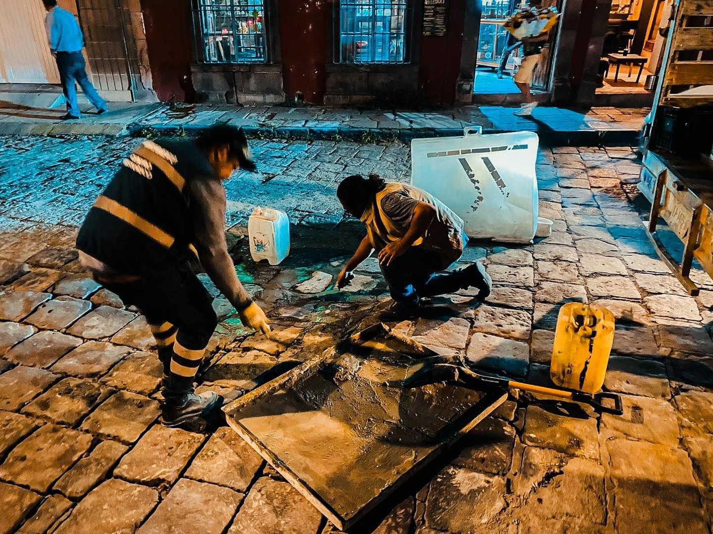 Ayuntamiento de San Luis Potosí refuerza los trabajos de bacheo nocturno en calles del Centro Histórico