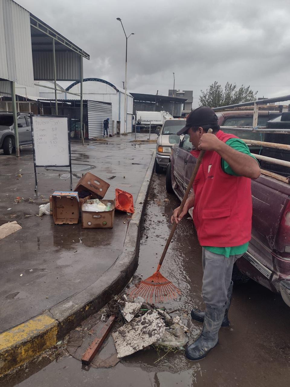 Dirección de Comercio coordinado con Interapas y Ecología realizan limpieza emergente en Mercado Bicentenario