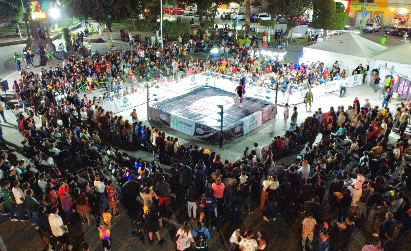 Espectacular función de lucha libre en Soledad, reunió a cientos de familias