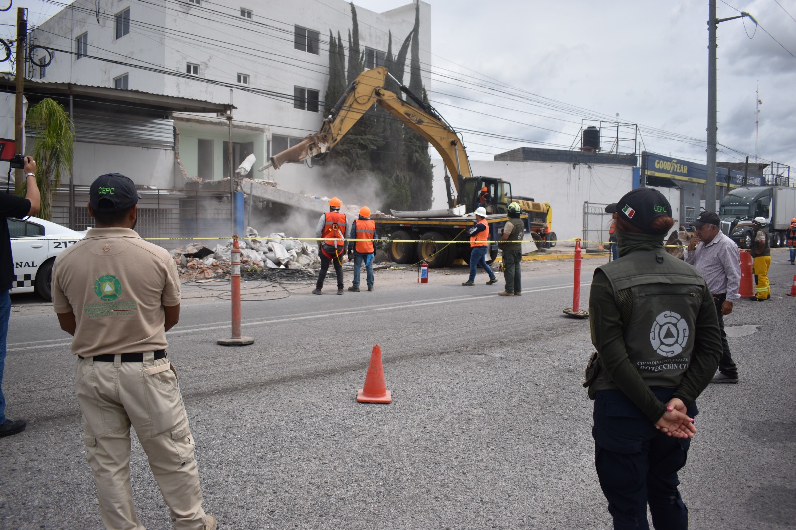 Estado supervisa demolición de vivienda afectada en accidente vehicular