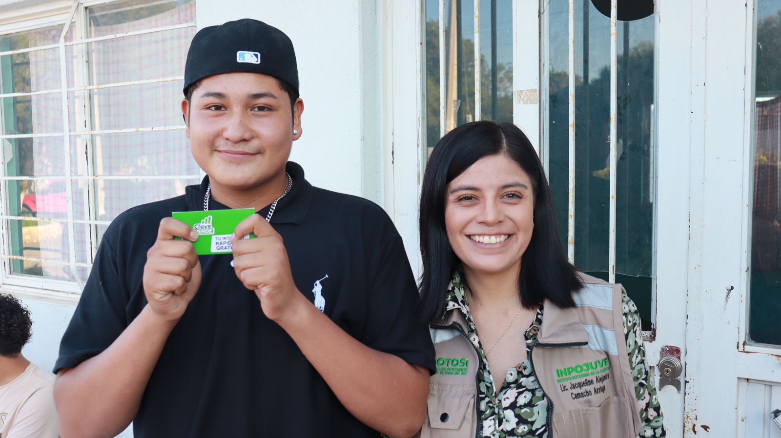 Gobierno estatal entrega más chips de internet gratuito a jóvenes potosinos