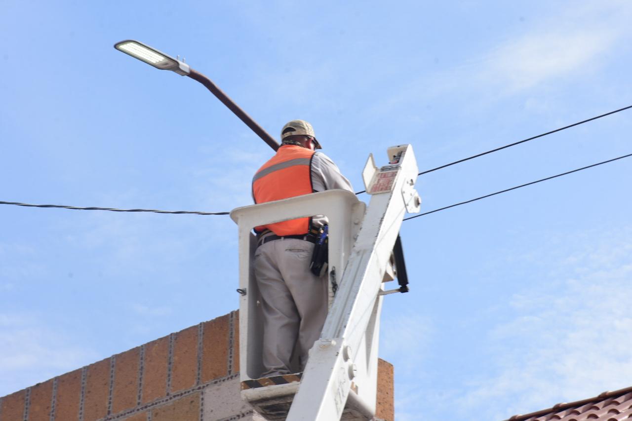 En este último año de la actual administración, se reporta inversión millonaria en la instalación y colocación de nuevas luminarias con alta tecnología, en colonias y comunidades.