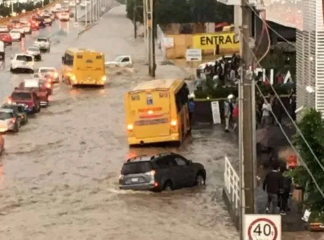 Operadores dejan sin transporte urbano a cientos de pasajeros por las lluvias en SLP