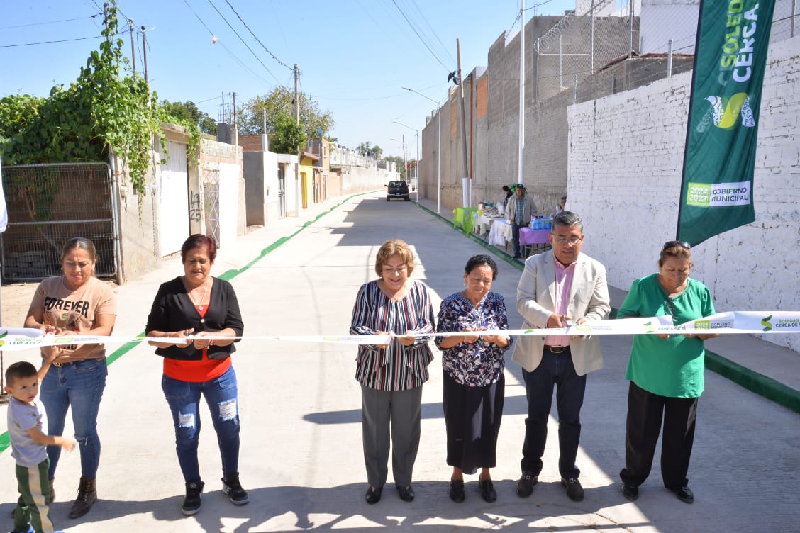 Alcalde de Soledad vuelve a cumplir y entrega pavimentación e iluminación de calle Juan Bustamante