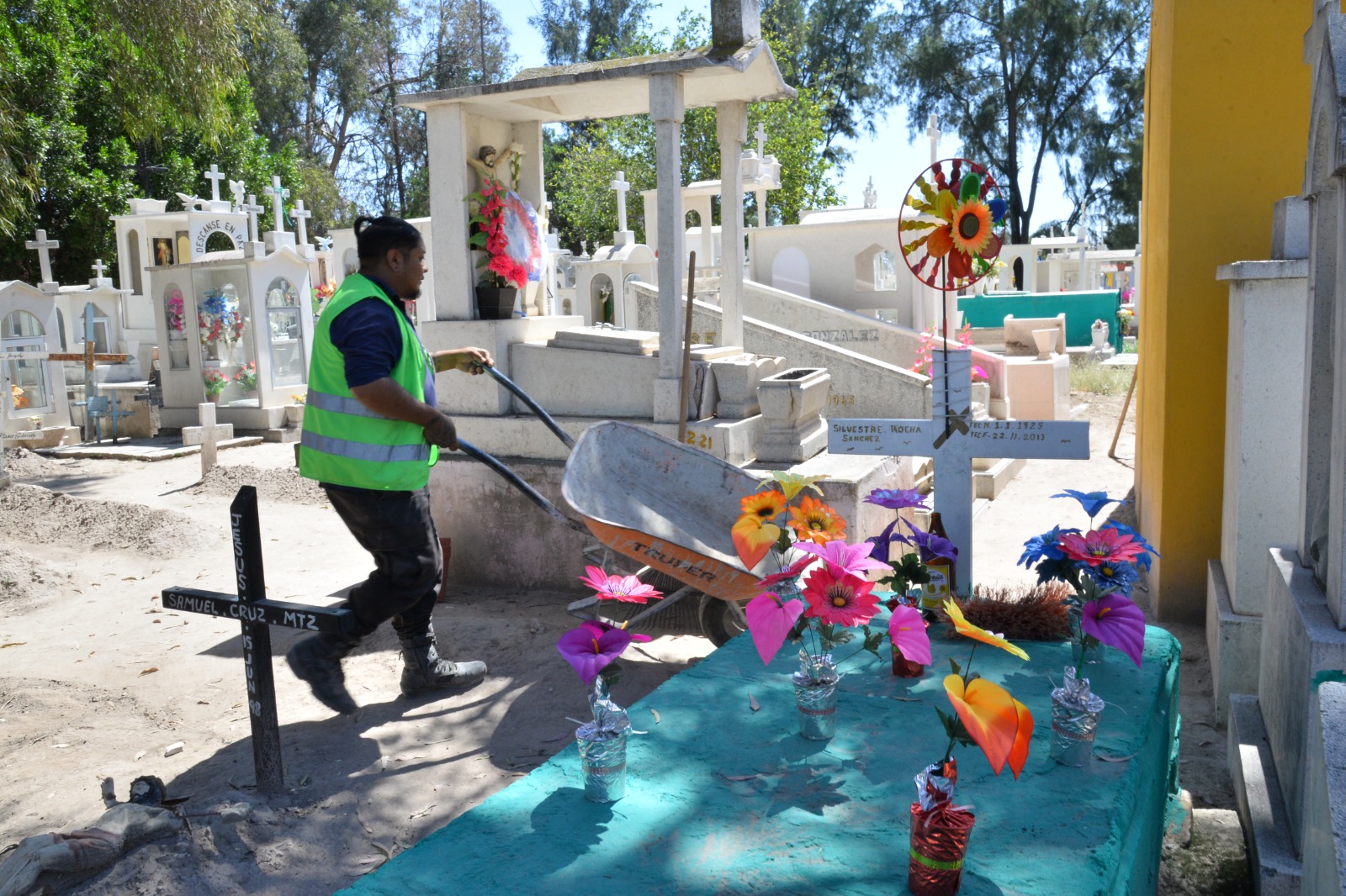 Ayuntamiento de Soledad se prepara para día de muertos con limpieza de panteones municipales