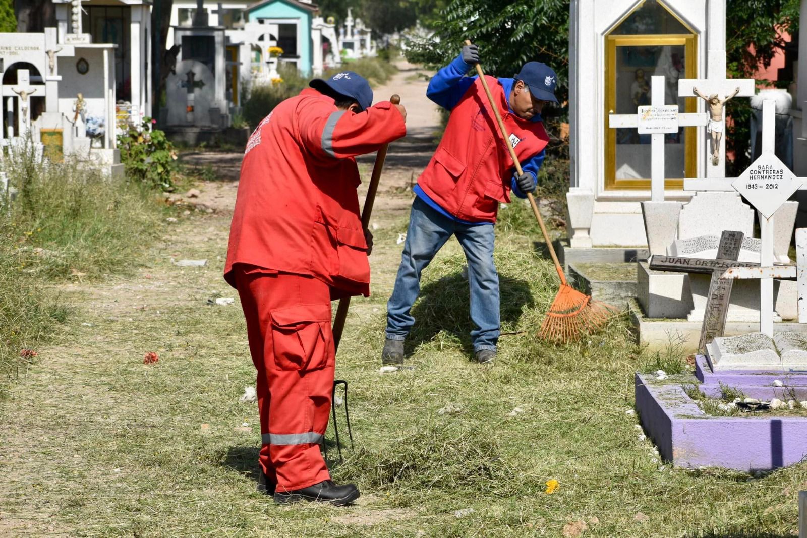 Preparativos para el Día de Muertos en panteones municipales de San Luis Capital 