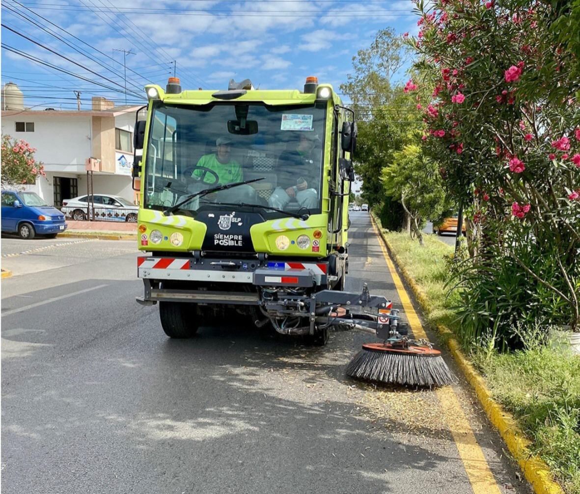 Gobierno de la Capital realiza limpieza en calles y avenidas de la ciudad, con barredoras mecánicas