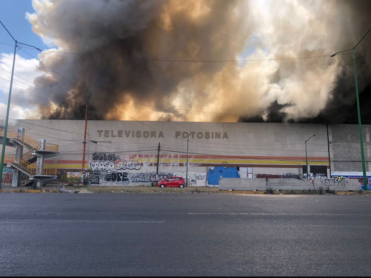 De la nostalgia a las cenizas: Incendio arrasa con históricas instalaciones de Canal 13 en SLP